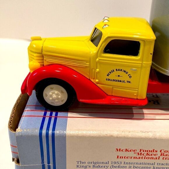 MCKEE CAKES Baking Semi Tractor Trailer Truck Die Cast - Picture 2 of 8